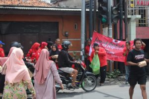 PAC PDI Perjuangan Asemrowo Gelar Jumat Berkah, Salurkan Bantuan untuk Warga