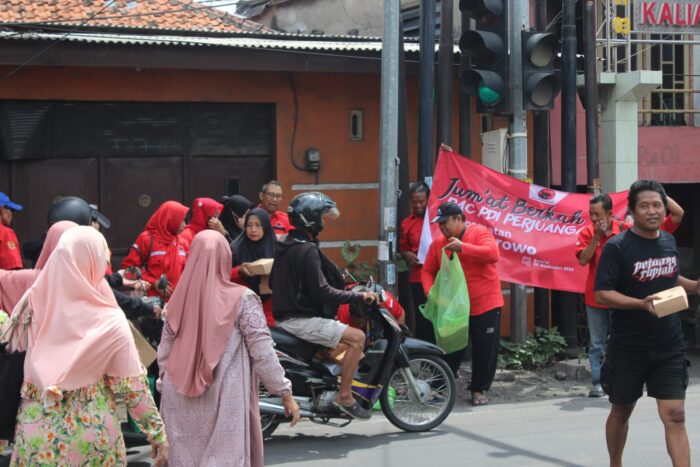 PAC PDI Perjuangan Asemrowo Gelar Jumat Berkah, Salurkan Bantuan untuk Warga