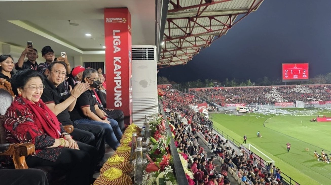 Ketua Umum DPP PDI Perjuangan (PDIP), Megawati Soekarnoputri, hadir langsung menyaksikan final Liga Kampung Soekarno Cup 2025 di Stadion Kapten I Wayan Dipta, Gianyar, Bali, Sabtu (13/12/2025). (Tim Media PDIP)