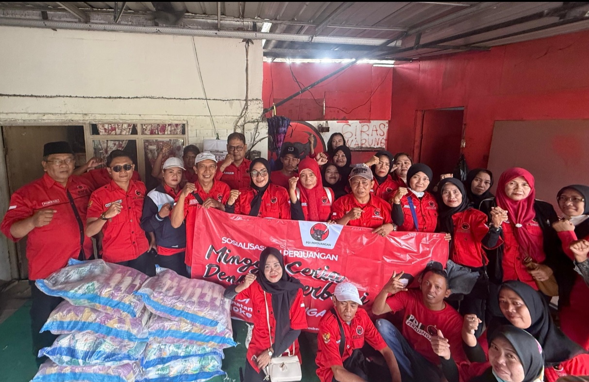 Kader PDI Perjuangan Kota Surabaya Blusukan Kampung Berikan Sembako Gratis