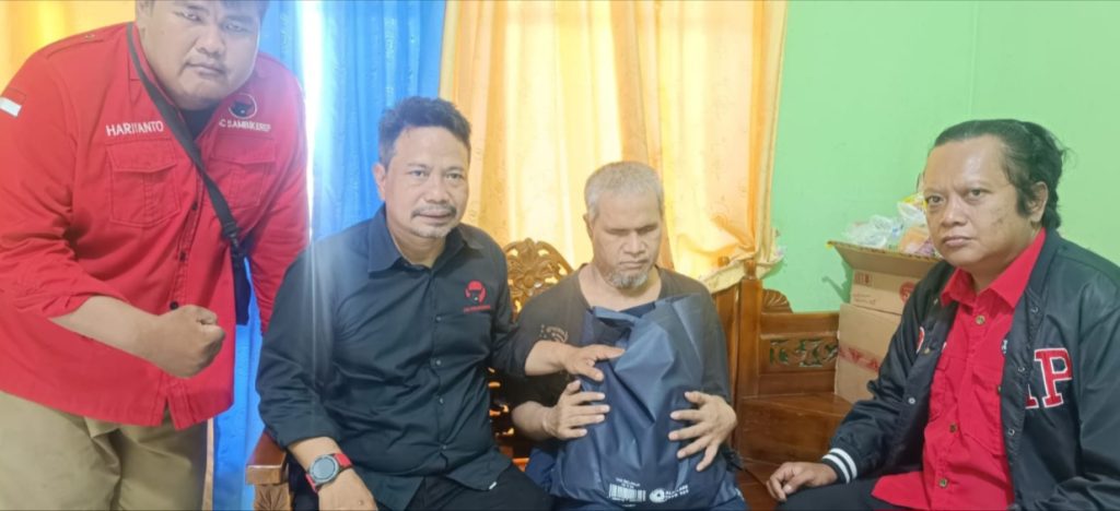 PAC PDIP Sambikerep Gelar Aksi Berbagi untuk Penyandang Disabilitas,Seluruh Kader Turun Door to Door