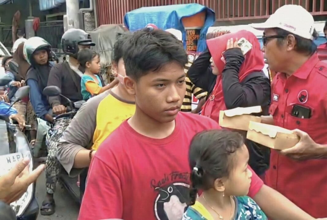 PDIP Semampir Tebarkan Kepedulian Lewat Bakti Sosial, Warga Sambut Antusias
