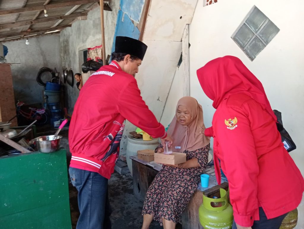 Perkuat Tradisi Jumat Berkah, PDIP Pabean Cantian Gelar Kegiatan Sosial