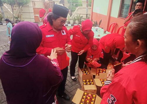 Sabtu Berbagi, Gerakan Sosial PAC PDI-P Krembangan Sentuh Warga